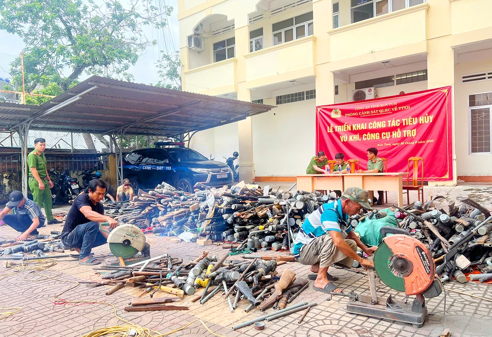 Công an tỉnh Kon Tum đã tổ chức tiêu hủy hơn 13.000 vũ khí, công cụ hỗ trợ và vật liệu nổ do người dân tự nguyện giao nộp.