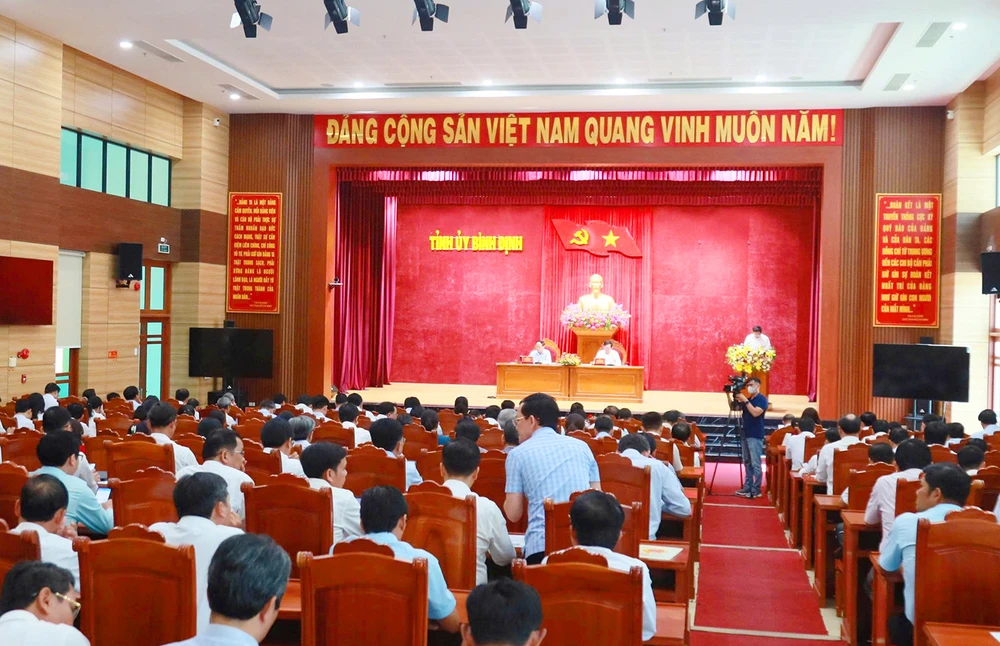 Ban Thường vụ Tỉnh ủy Bình Định làm việc với cán bộ chủ chốt dự kiến 58 xã, phường mới; giao nhiệm vụ từ ngày 1-7 sẽ áp dụng 24 chỉ tiêu kinh tế - xã hội cho các đơn vị hành chính mới.