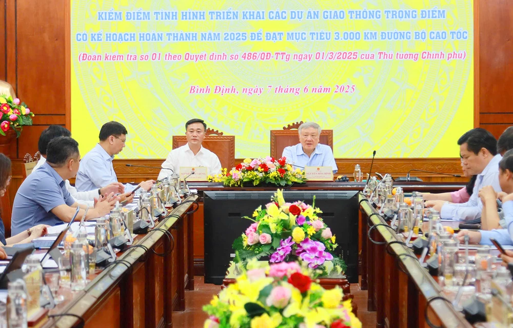 Phó Thủ tướng Thường trực Chính phủ Nguyễn Hòa Bình, nhấn mạnh mục tiêu 3.000 km đường bộ cao tốc trong năm 2025 là mệnh lệnh chính trị, không thể lùi bước.