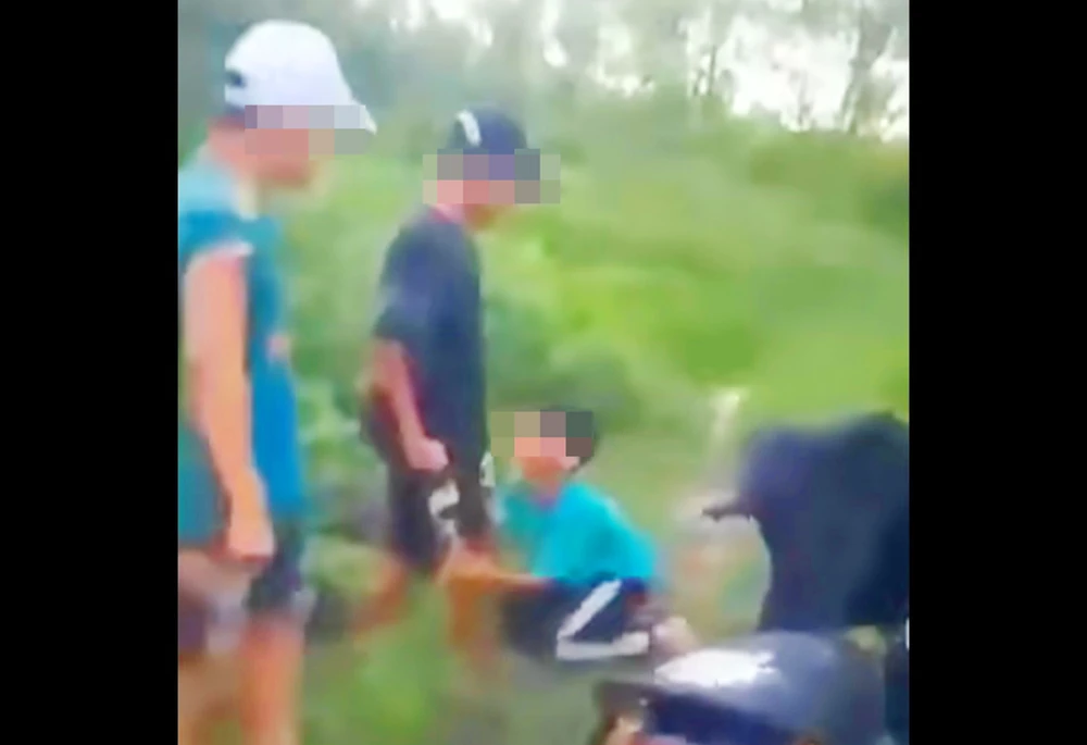 Phụ huynh nam sinh bị đánh ở Bình Định, cho biết cháu bị tổn thương tinh thần nặng nề, hoảng loạn, mất ngủ, không dám đến trường.