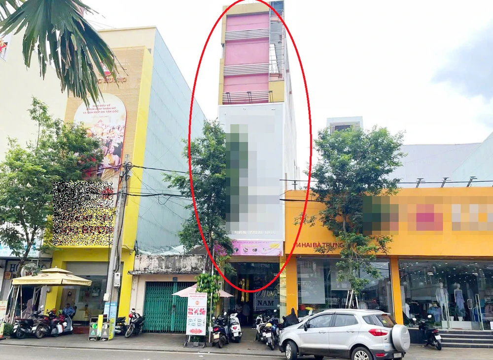 Mặc dù không được phép phẫu thuật xâm lấn nhưng một cơ sở thẩm mỹ tại TP Pleiku (Gia Lai) phẫu thuật căng da mặt cho một phụ nữ gây biến chứng.