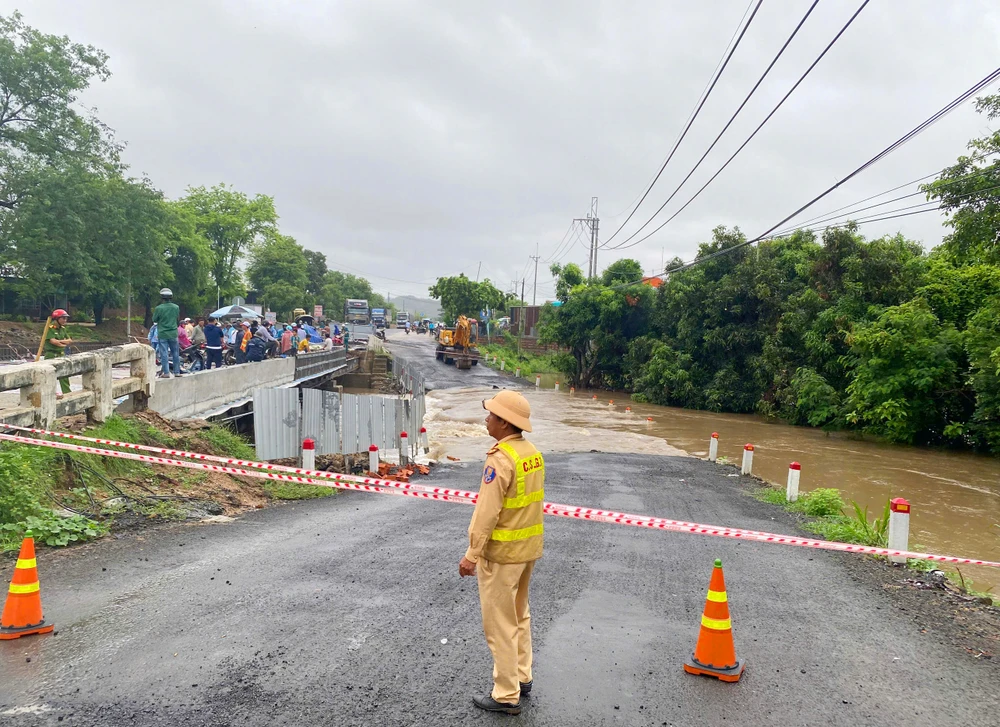 Mưa lớn đã gây ngập, chia cắt nhiều tuyến đường ở các huyện phía Đông tỉnh Gia Lai, trong đó có quốc lộ 25 qua địa bàn.