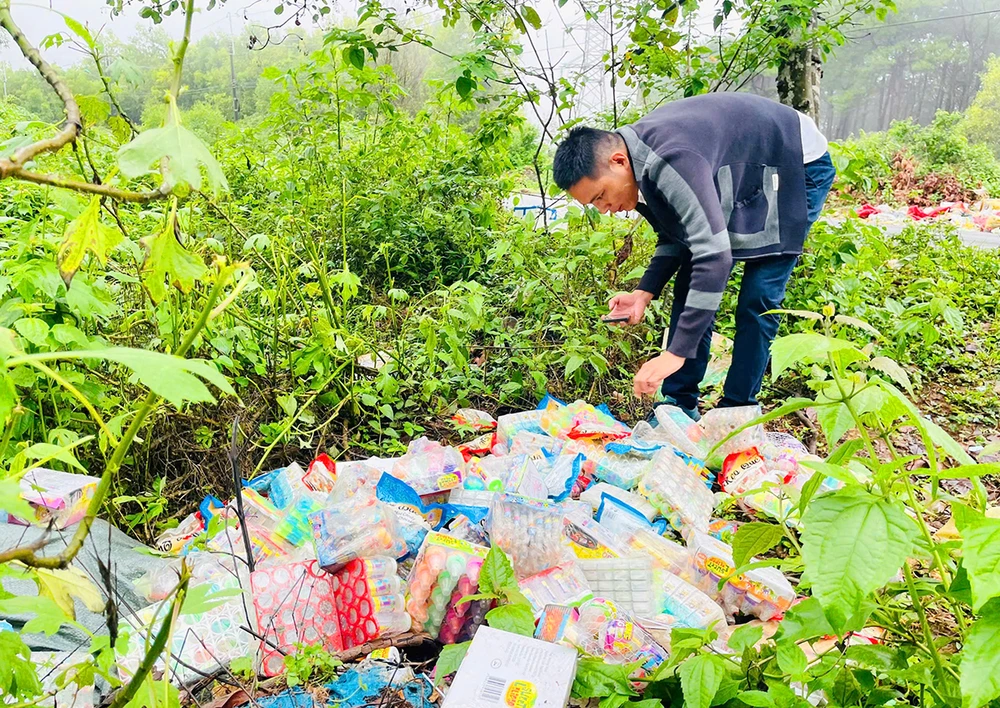 Xã Ia Kênh (TP Pleiku, Gia Lai) phát hiện nhiều đồ chơi trẻ em, kẹo bị vứt bỏ ở các bãi rác tự phát dọc đường có dấu hiệu hết hạn.