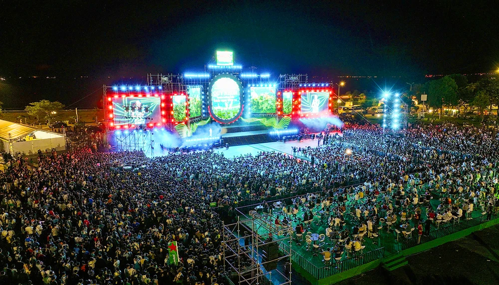 Đêm khai mạc lễ hội du lịch hè Bình Định 2025 diễn ra tại TP Quy Nhơn diễn ra lung linh sắc màu, tràn đầy hào khí miền 'đất võ, trời văn'.