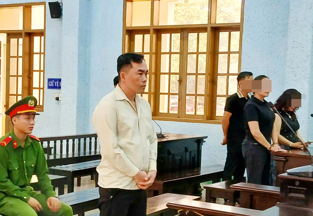 Bị cáo Nguyễn Phạm Hoàng, cựu Phó phòng một ngân hàng ở Gia Lai đã lừa vay mượn tiền để đáo hạn ngân hàng, chiếm đoạt hơn 11,2 tỉ đồng.