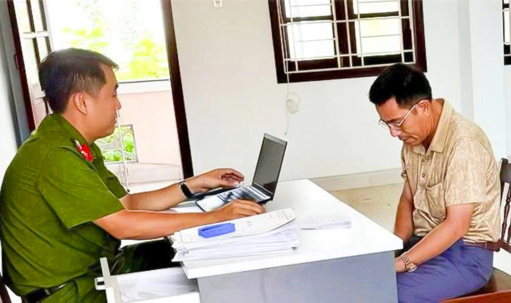 Mở đợt cao điểm “đấu tranh ngăn chặn, đẩy lùi tình trạng buôn lậu, gian lận thương mại, hàng giả', Công an hai tỉnh Bình Định và Gia Lai phát hiện, khởi tố nhiều vụ sản xuất cà phê giả.