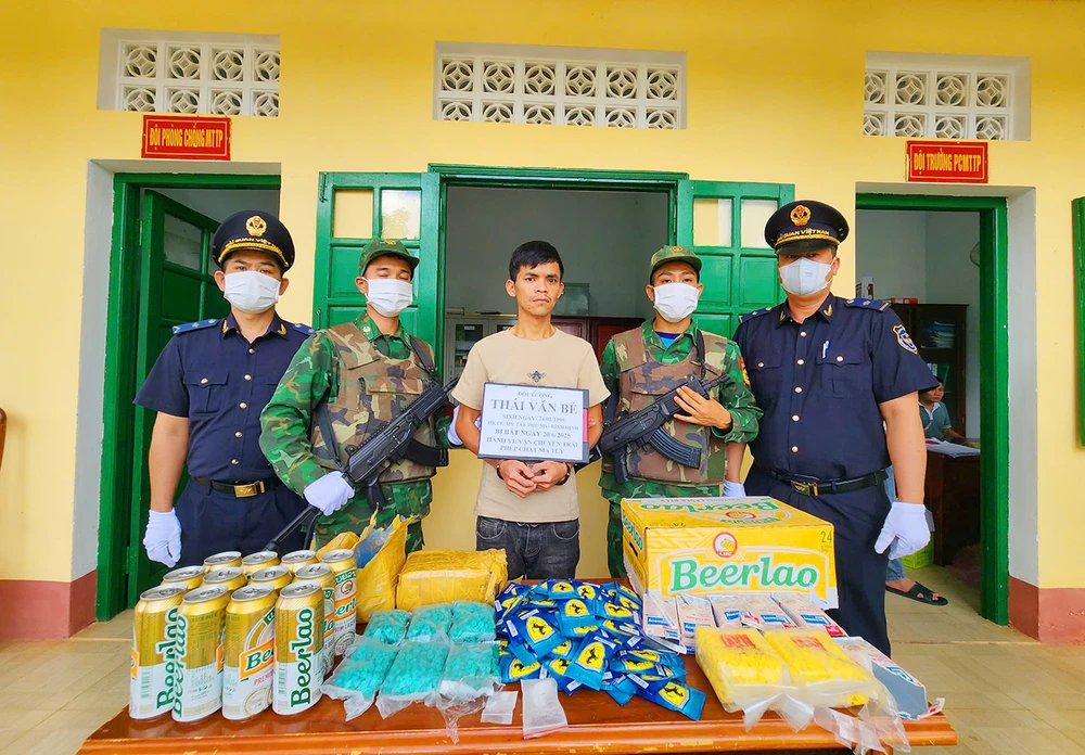 Lực lượng chức năng ở Kon Tum đã bắt giữ Thái Văn Bé (ngụ Bình Định) vận chuyển hơn 4.200 viên ma túy từ Lào về Việt Nam.