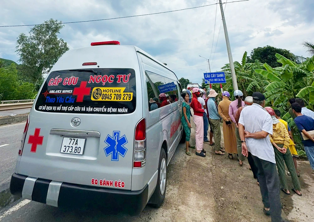 Trên đường chở đi làm thủ tục thi tốt nghiệp THPT gặp nạn, người cha tử vong tại chỗ, còn con trai bị thương nặng phải nhập viện cấp cứu.