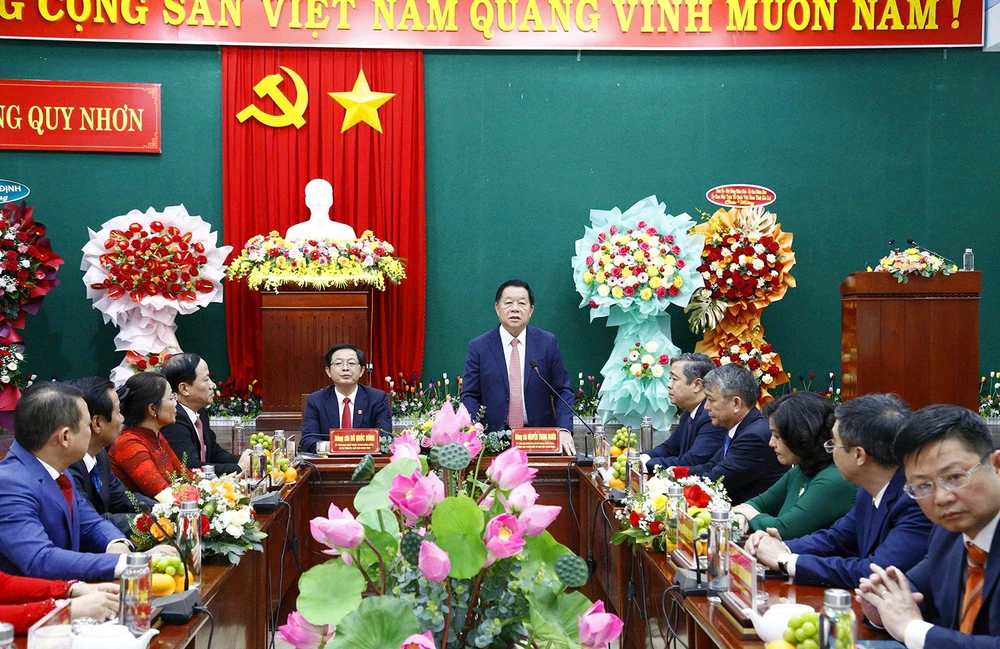 Ông Nguyễn Trọng Nghĩa, Ủy viên Bộ Chính trị, Bí thư Trung ương Đảng, Trưởng Ban Tuyên giáo và Dân vận Trung ương phát biểu tại cuộc làm việc với lãnh đạo phường Quy Nhơn. Ảnh: LG.