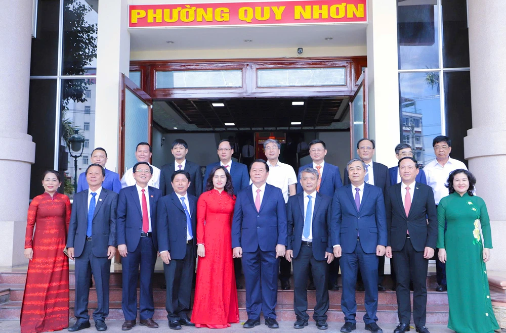 Ông Nguyễn Trọng Nghĩa, Ủy viên Bộ Chính trị, Bí thư Trung ương Đảng, Trưởng Ban Tuyên giáo và Dân vận Trung ương cùng đoàn công tác Trung ương, Bí thư Tỉnh ủy Gia Lai Hồ Quốc Dũng chụp ảnh lưu niệm cùng cán bộ phường Quy Nhơn.