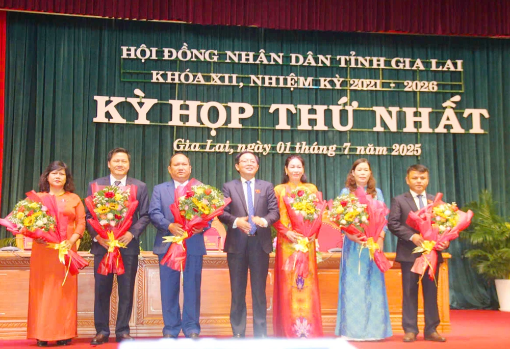 HĐND tỉnh Gia Lai tổ chức kỳ họp đầu tiên sau sáp nhập tỉnh, công bố nhân sự HĐND tỉnh, UBND tỉnh và 16 Ủy viên UBND tỉnh.