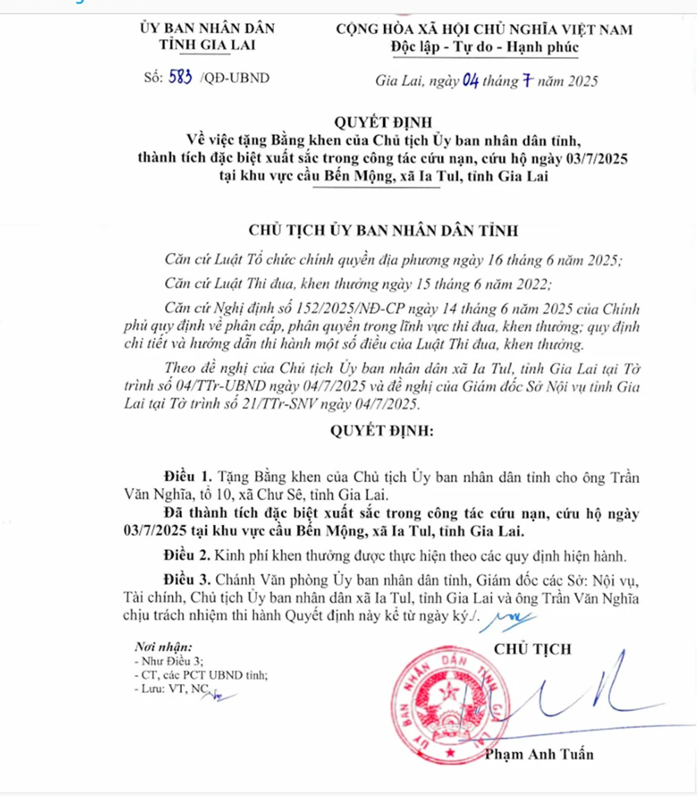 Ông Phạm Anh Tuấn, Chủ tịch UBND tỉnh Gia Lai quyết định tặng bằng khen cho anh Trần Văn Nghĩa có thành tích đặc biệt xuất trong công tác cứu nạn trên sông Ba.