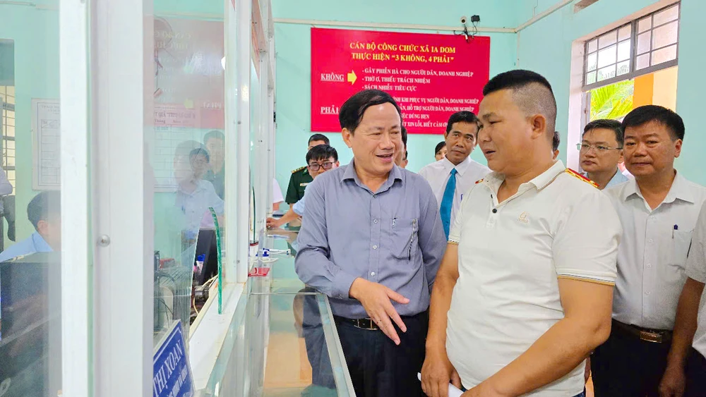 Chủ tịch UBND tỉnh Gia Lai Phạm Anh Tuấn chỉ đạo chấn chỉnh hoạt động các Trung tâm Phục vụ hành chính công trên địa bàn, nhất là tình trạng 'cò làm giấy tờ' và cán bộ sách nhiễu.