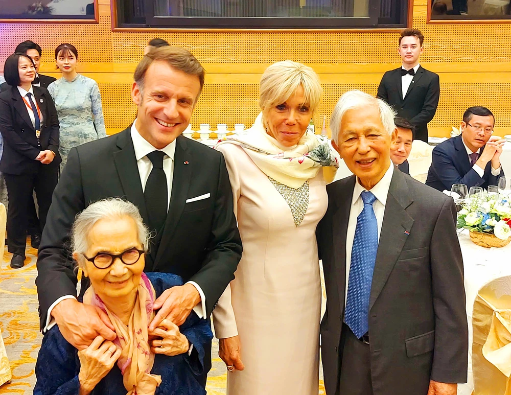 Tổng thống Pháp quyết định thăng cấp Huân chương Bắc đẩu bội tinh cho vợ chồng Giáo sư Trần Thanh Vân nhờ nhiều đóng góp trong lĩnh vực khoa học và giáo dục.