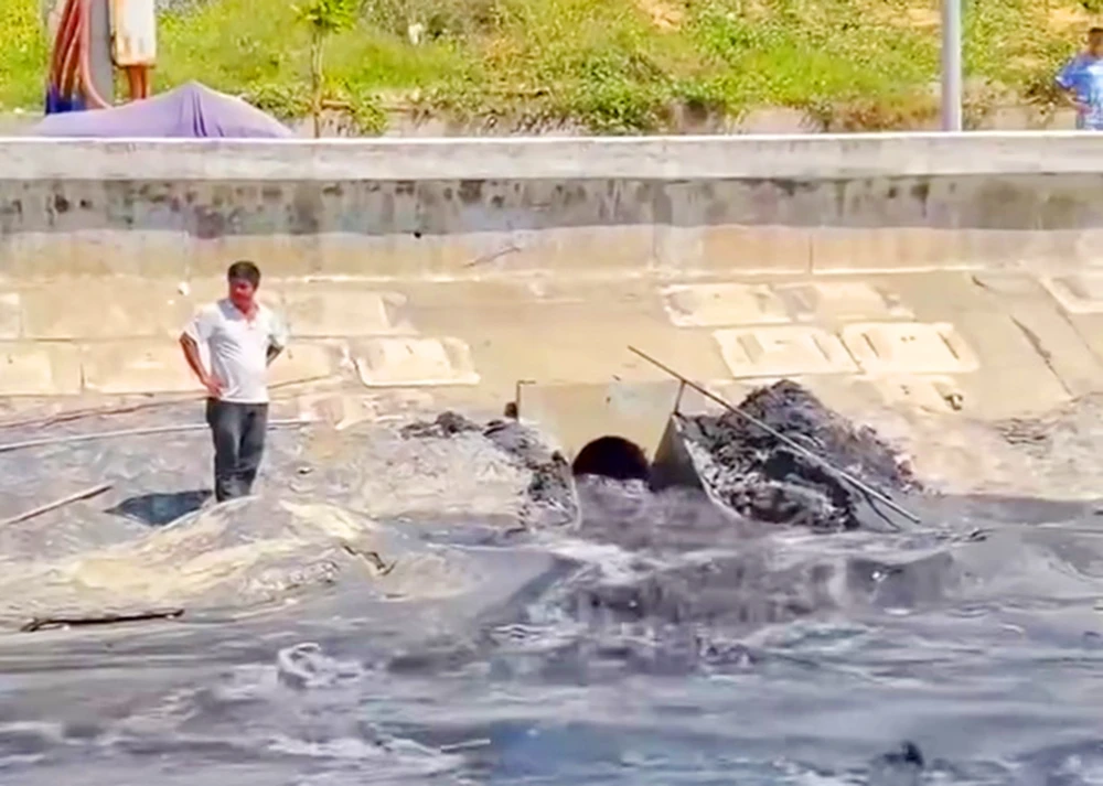 nước thải đen ngòm