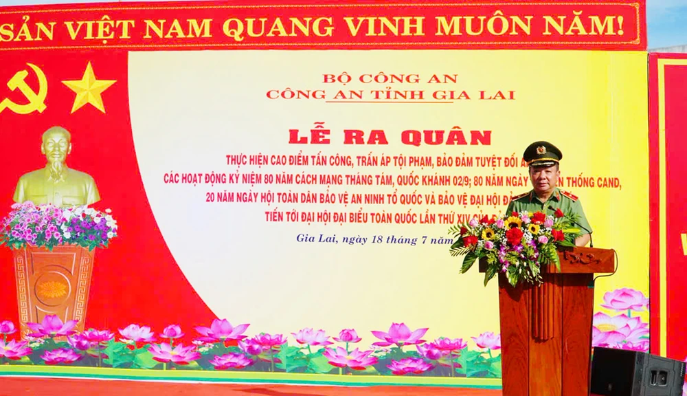Trong ngày lễ ra quân, Công an tỉnh Gia Lai đồng lòng, quyết tâm thực hiện trấn áp tội phạm, tinh thần vì 'nước quên thân, vì dân phục vụ'.
