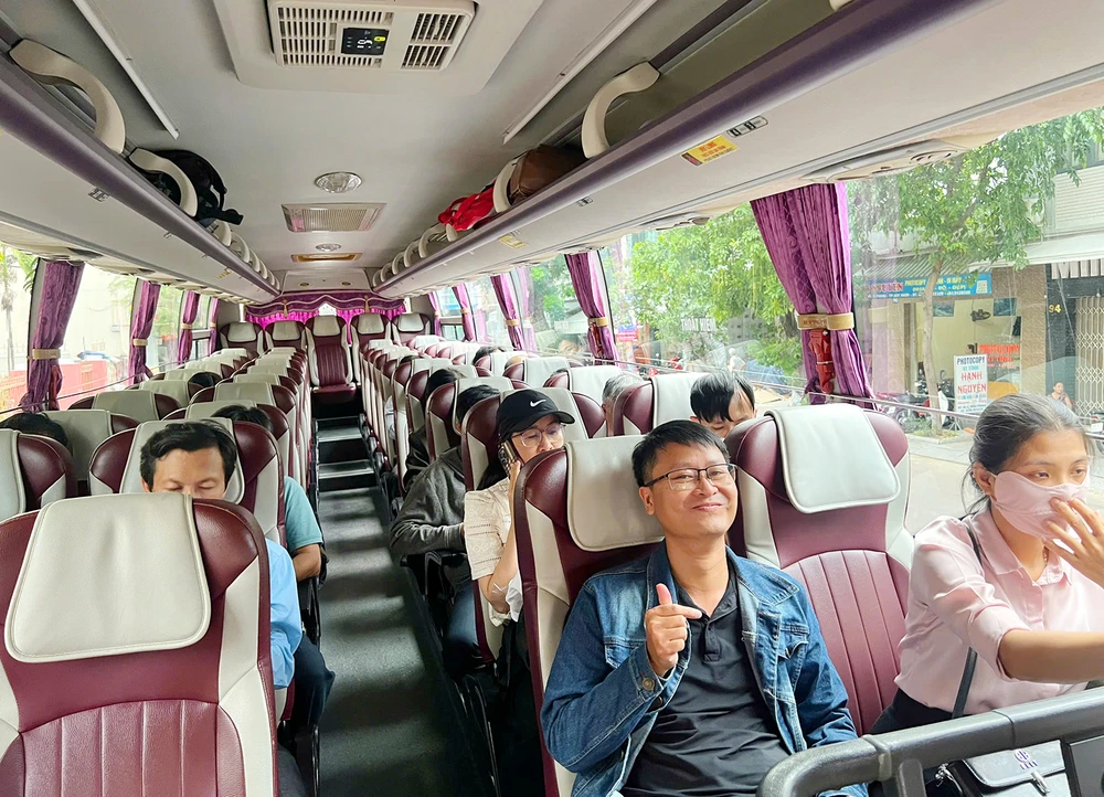 Cán bộ, công chức, viên chức và người lao động địa bàn tỉnh Gia Lai cơ sở 2 đi xe đưa đón về Trung tâm hành chính mới tại Quy Nhơn. Ảnh: TS.