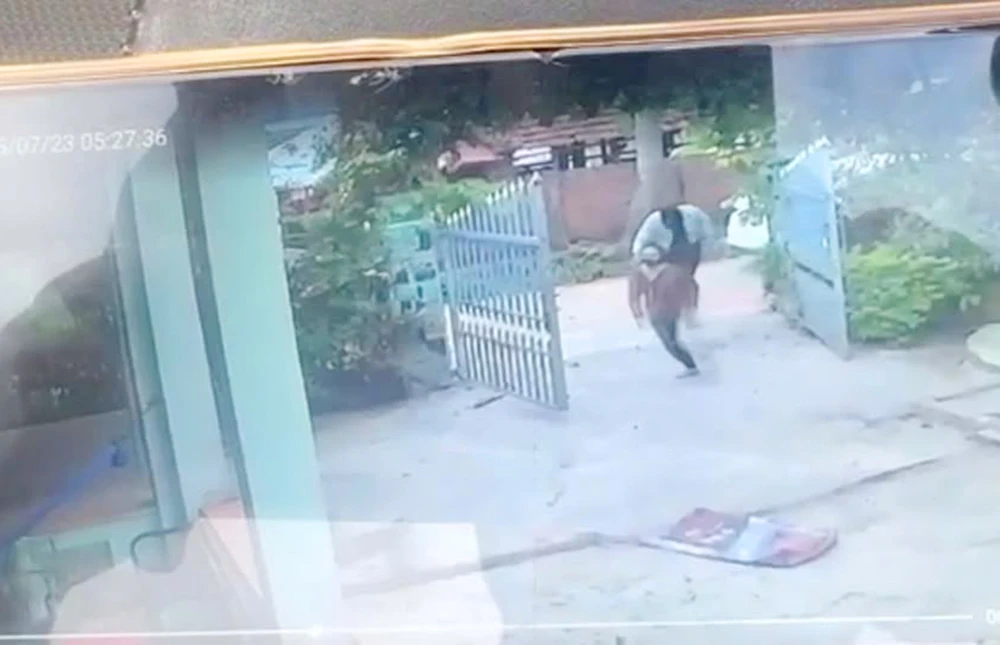 Công an xã Phù Mỹ Bắc (Gia Lai), khẳng định người bồng cháu bé một tuổi là mẹ ruột, không phải bắt cóc trẻ em.