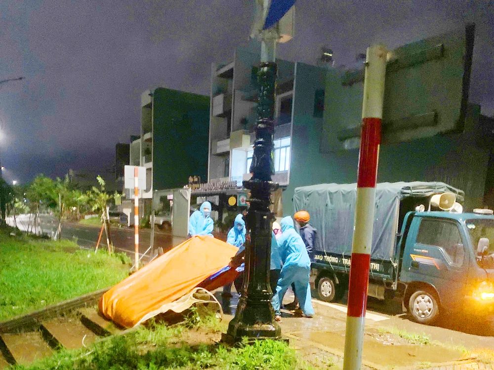 rong đêm 22-7, UBND phường Hội Phú (Gia Lai) huy động lực lượng, thức trắng đêm để trục vớt heo dịch bệnh bị vứt xuống bờ kè Hội Phú.