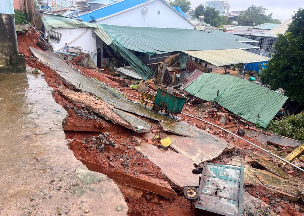 Do mưa lớn kéo dài, một bức tường dài 43 mét của bến xe Đức Long Gia Lai ngã đổ đè bẹp một nhà kho của dân, chôn vùi 3 xe máy và nhiều vật dụng.