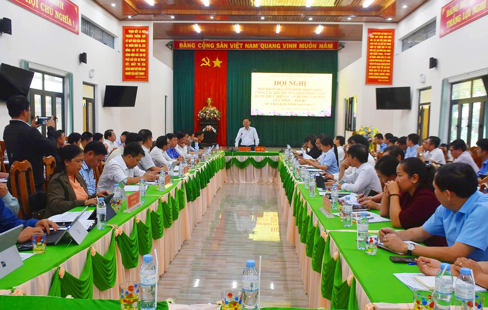 Phó Chủ tịch UBND tỉnh Gia Lai yêu cầu các xã, phường thành lập Hội đồng đền bù, giải phóng mặt bằng dự án cao tốc Quy Nhơn - Pleiku, đảm bảo hài hòa lợi ích người dân.