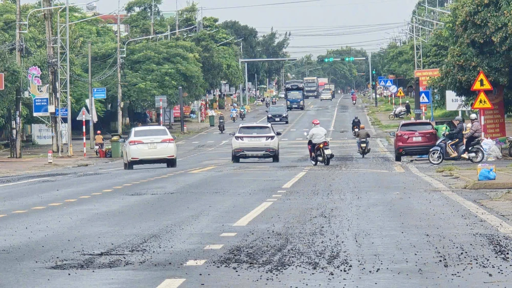 UBND xã Đăk Đoa đề nghị cơ quan chức năng kiểm định độc lập chất lượng mặt đường quốc lộ 19 do thường xuyên hư hỏng và cương quyết không nhận bàn giao đoạn kém chất lượng.