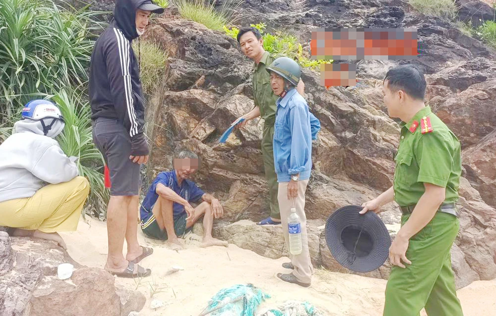 Công an xã Phù Mỹ Bắc (tỉnh Gia Lai) phối hợp với người dân giải cứu, đưa người đàn ông 65 tuổi đi lạc trong rừng sâu trở về an toàn