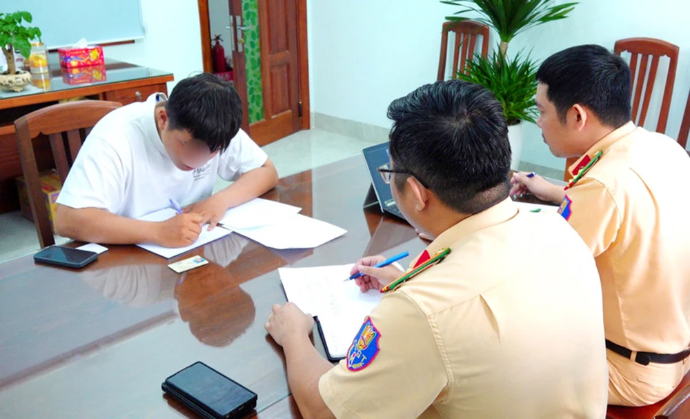 Sau clip nam thanh niên lái xe máy thả hai tay, vừa xem điện thoại và xỉa răng đăng lên mạng xã hội, Phòng CSGT Công an tỉnh Gia Lai đã vào cuộc xác minh, xử phạt người vi phạm