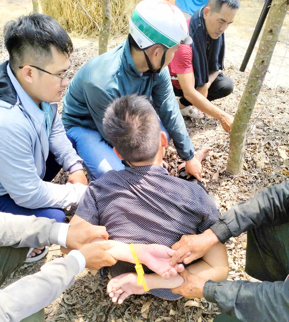 Lực lượng công an đã bắt giữ ông Tạ Công Tưởng, người đàn ông dùng dao đâm chủ tiệm photocopy ở xã Vĩnh Quang, tỉnh Gia Lai.