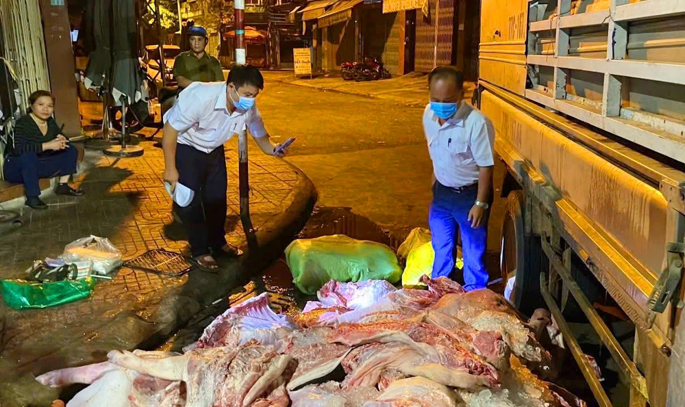 Lực lượng chức năng tỉnh Gia Lai phát hiện hơn một tấn thịt heo có dấu hiệu dịch bệnh, bốc mùi đang vận chuyển đi tiêu thụ.