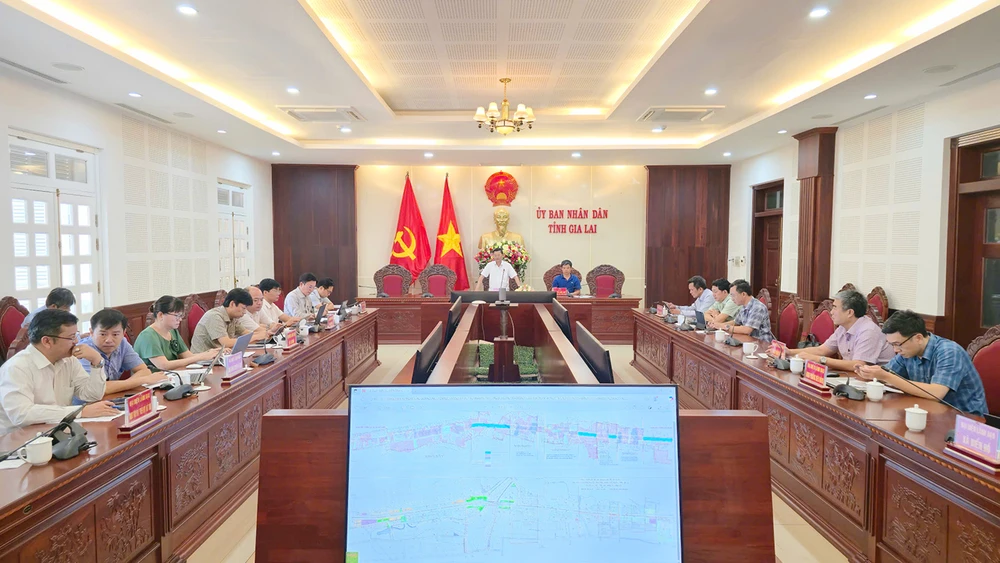 Ông Nguyễn Tự Công Hoàng, Phó Chủ tịch UBND tỉnh Gia Lai yêu cầu giải quyết vướng mắc trong giải phóng mặt bằng, bảm bảo quyền lợi cho dân.