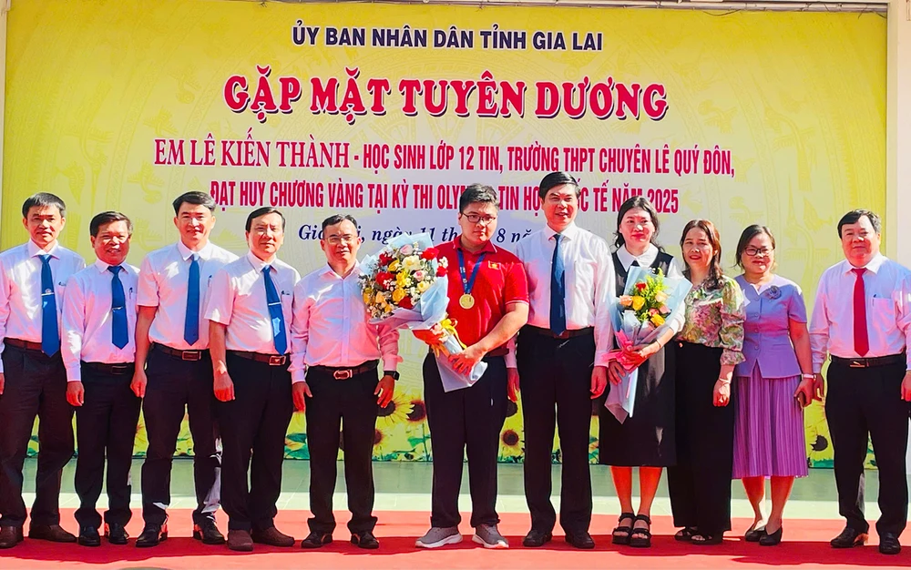 Sau khi giành huy chương vàng kỳ thi Olympic Tin học Quốc tế năm 2025, UBND tỉnh Gia Lai đã gặp mặt tuyên dương em Lê Kiến Thành, Trường THPT chuyên Lê Quý Đôn.