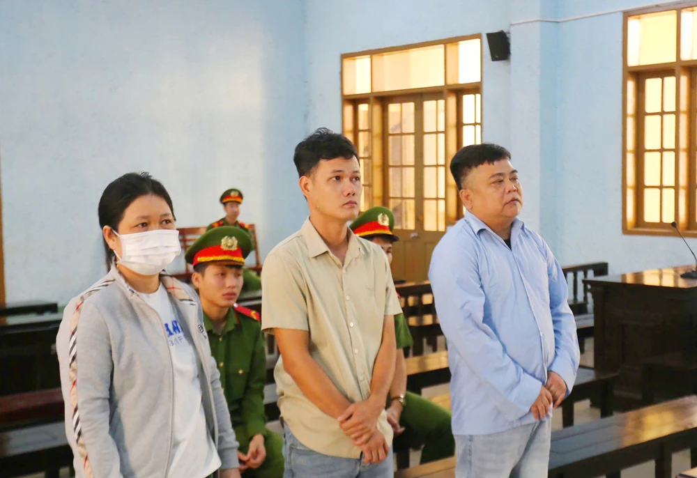 Hai vợ chồng bị cáo Đào Thanh Linh và Nguyễn Thị Lệ (ngụ tỉnh Gia Lai) cho người quay clip, uy hiếp CSGT để nhận tiền bảo kê xe quá tải, quá khổ qua trạm kiểm tra.