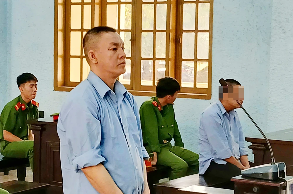 Thấy chị TLMD đi ăn cùng người đàn ông khác, Hoàng Đình Tiệp nổi máu ghen, cầm dao đi gặp tình địch nói chuyện và đâm nạn nhân trọng thương.