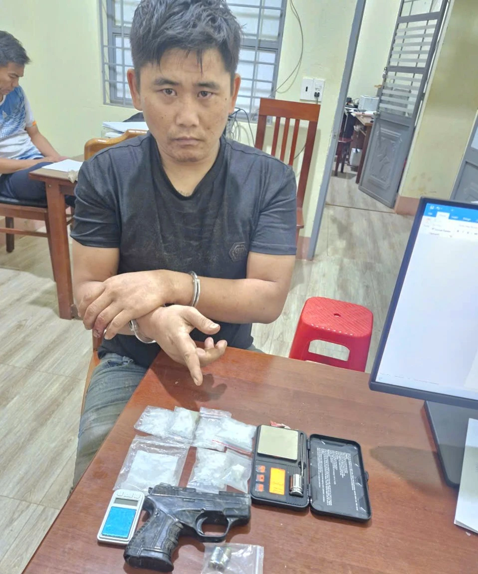 Công an tỉnh Gia Lai phát hiện, bắt giữ người đàn ông ở Đắk Lắk điều khiển ô tô mang theo súng và ma túy.