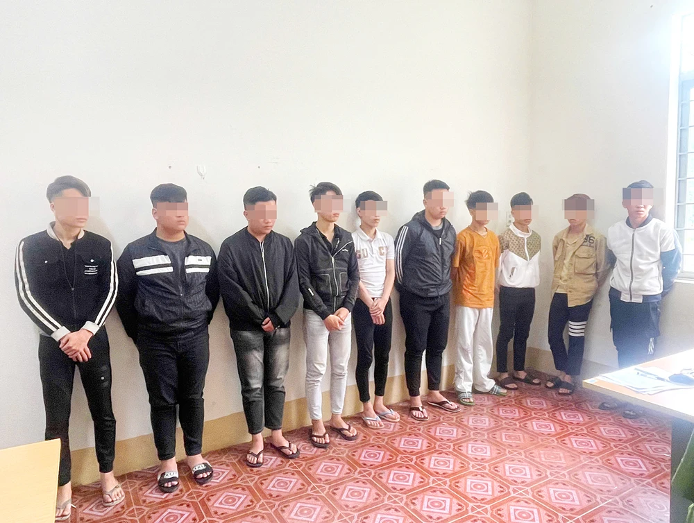 Mâu thuẫn sau màn nẹt pô, hai nhóm thanh niên ở Gia Lai mang theo hung khí lao vào nhau hỗn chiến ngay khu vực Quảng trường Đại Đoàn Kết.