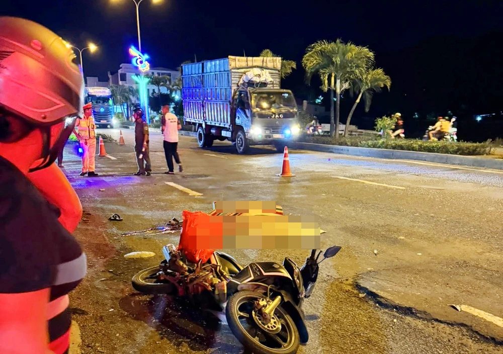 Công an tỉnh Gia Lai đã tạm dừng phương tiện xe khách, tiến hành giám định để xác định nguyên nhân tai nạn giao thông khiến người phụ nữ đi xe máy tử vong trên quốc lộ 1.