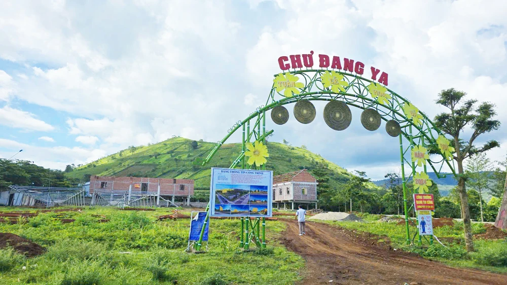 Chủ tịch UBND tỉnh Gia Lai yêu cầu tháo dỡ công trình nhà rông tại làng Ia Gri, xã Biển Hồ đang xây dựng dưới chân núi lửa Chư Đang Ya.