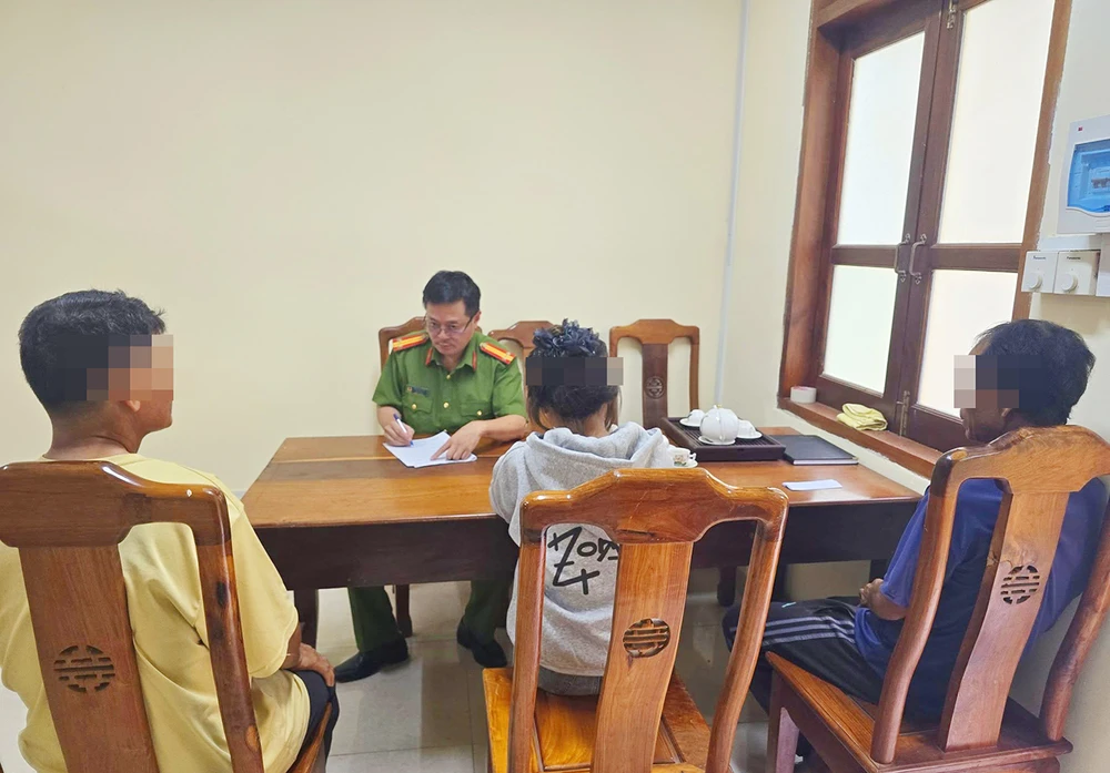 Nghe người lạ trên mạng xã hội dụ dỗ làm 'việc nhẹ lương cao', một bé gái 13 tuổi ở Gia Lai bị dụ dỗ vượt hơn 1.000 km ra Thái Nguyên làm việc ở quán Karaoke.