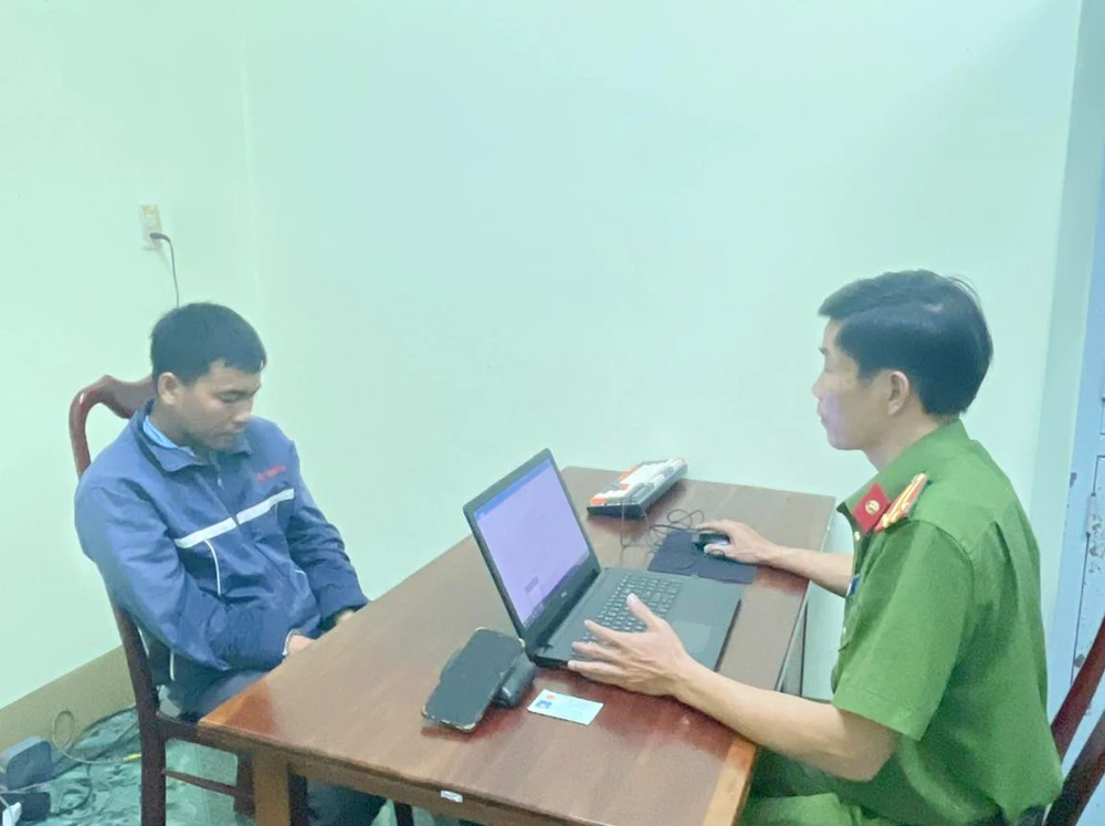 Sau khi nhờ nữ chủ tiệm tạp hóa chuyển khoản 10 triệu đồng, Trần Văn Định (ngụ tỉnh Gia Lai) liền điều khiển xe máy bỏ trốn.