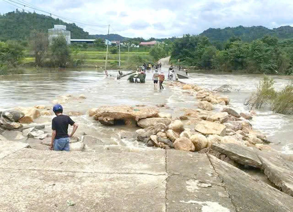 Do mưa lớn kéo dài, một đoạn ngầm tràn ở Gia Lai dài khoảng 50 bị nước cuốn trôi.