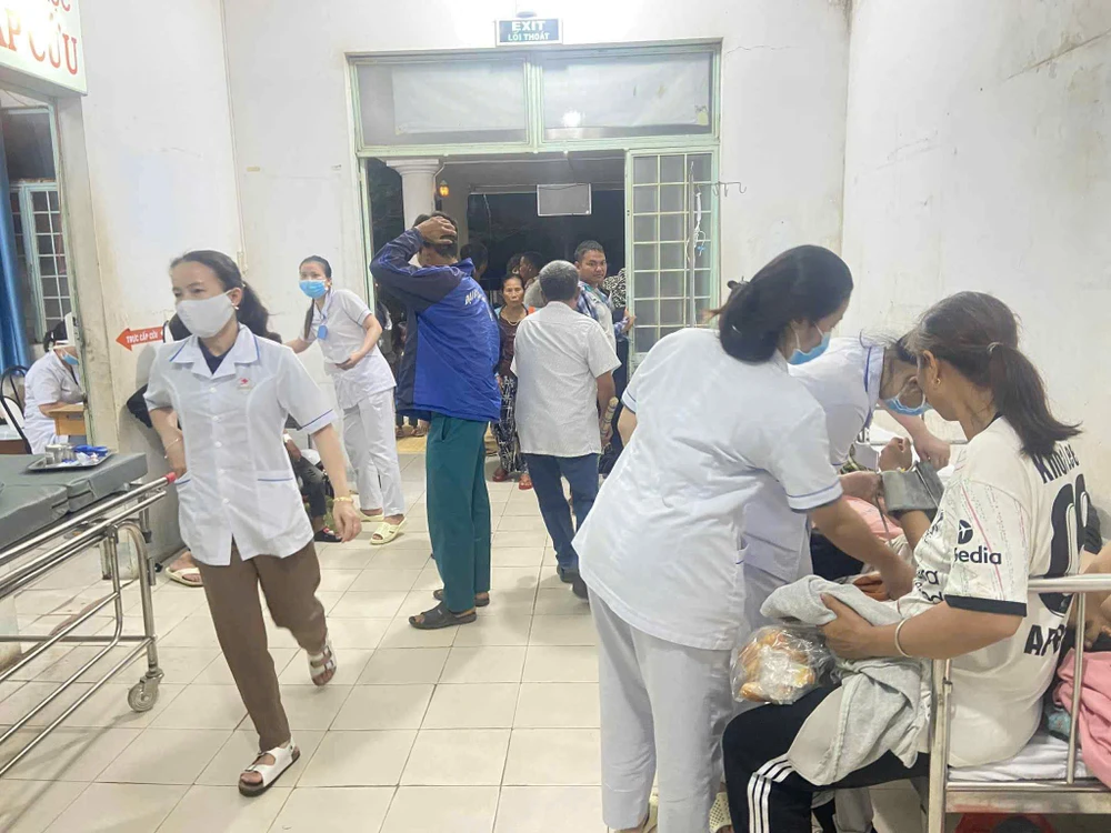 Sau khi tiệc tân gia tại nhà một hộ dân trên địa bàn xã Ia Hiao (tỉnh Gia Lai), 131 người phải nhập viện cấp cứu nghi bị ngộ độc thực phẩm.