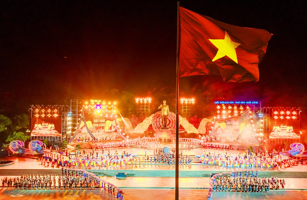 Pleiku, tỉnh Gia Lai xuất hiện cơn mưa nặng hạt và kéo dài nhưng không ngăn được dòng người đi xem chương trình nghệ thuật đặc biệt Quốc khánh 2-9.