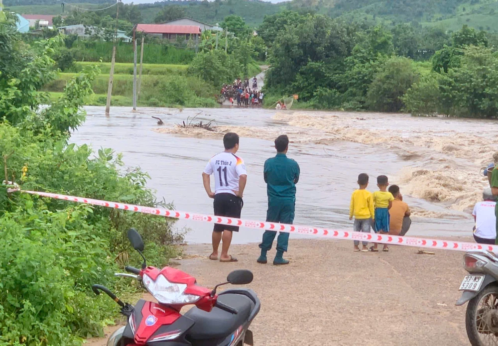 Mưa to kéo dài kết hợp với thủy điện xả lũ khiến ngầm tràn qua xã Ia Pa, tỉnh Gia Lai bị ngập sâu trong nước, hàng trăm hộ dân bị cô lập.