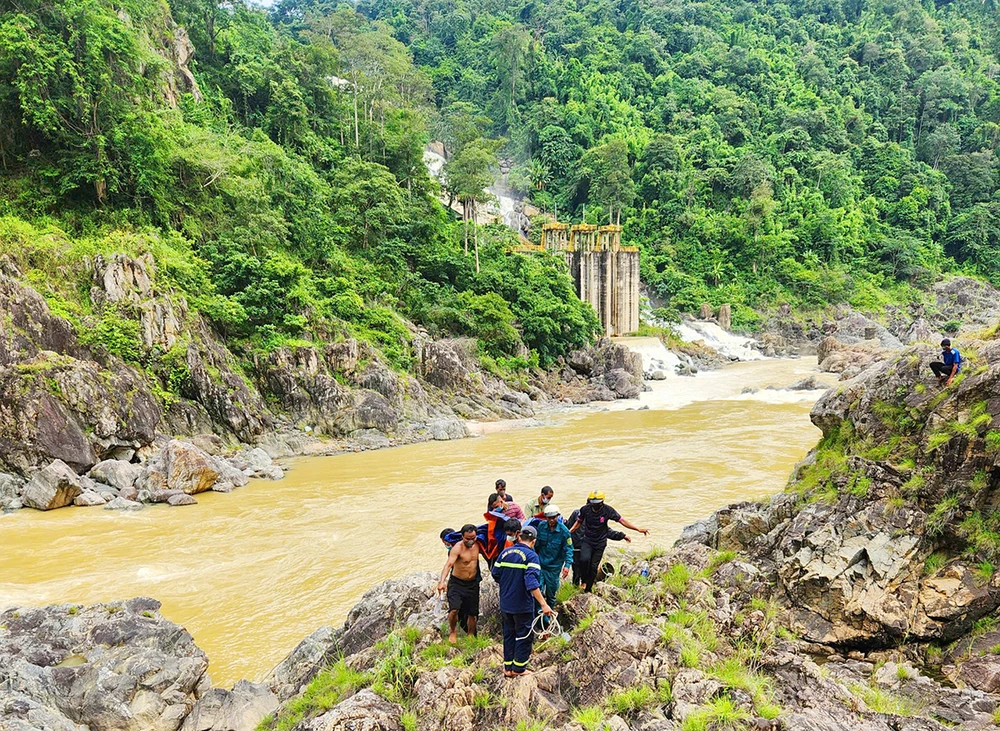 Mặc dù mưa lớn, nhưng nhóm thanh niên vẫn liều mình bơi ra giữa sông Sê San câu cá và không may bị nước cuốn trôi mất tích