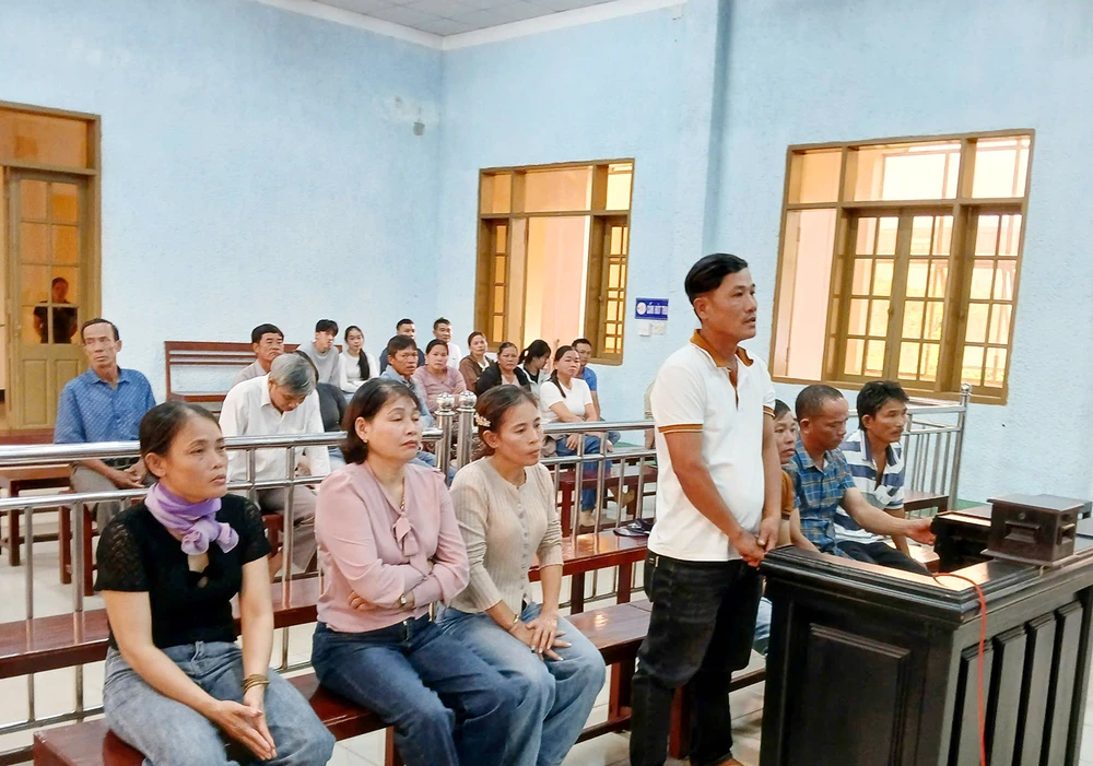 Nhiều người dân xã Ia Le (tỉnh Gia Lai) chặn xe chở cánh quạt điện gió yêu cầu đền bù, hỗ trợ bị tuyên án gây rối trật tự công cộng.