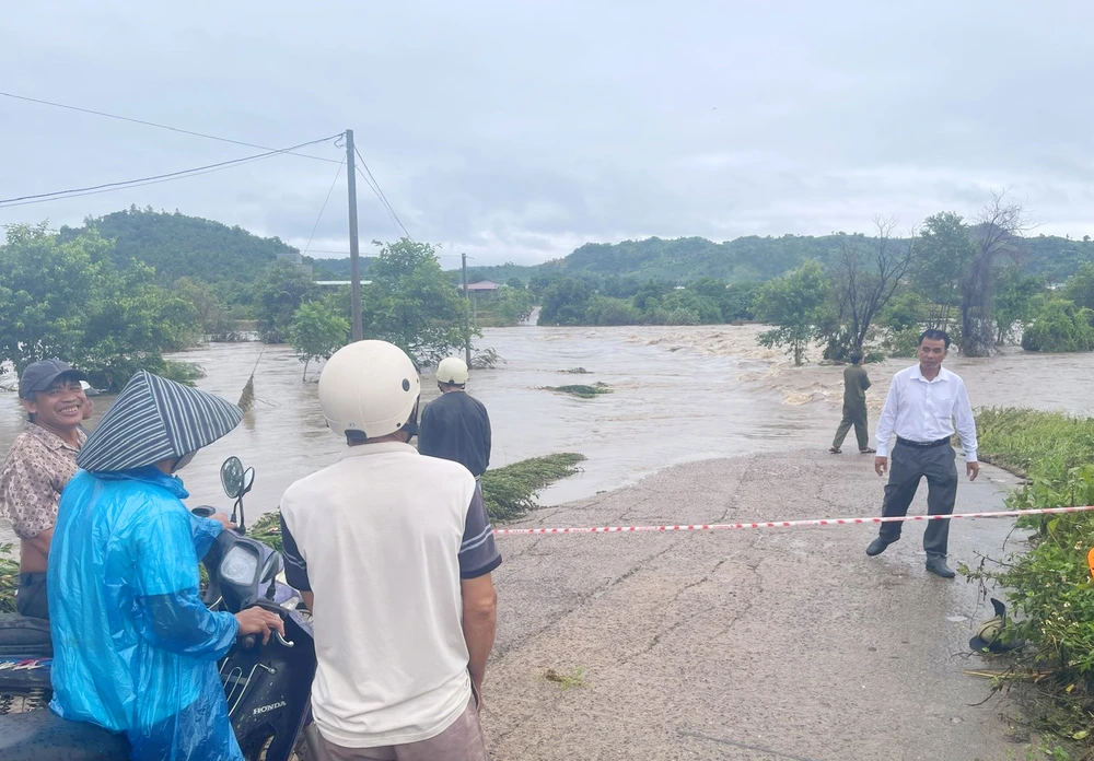 Ngầm tràn thôn Mơ Năng 2 bị ngập sâu trong nước, hơn 300 hộ dân bị cô lập.