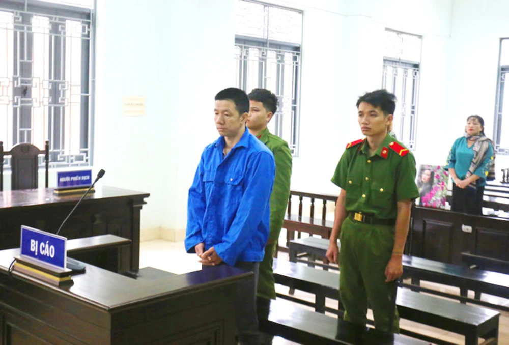 Chỉ vì lái xe tải không dừng lại giải quyết va chạm giao thông, tài xế nhà xe Đức Đạt (Gia Lai) điều khiển xe khách truy đuổi, tông xe máy khiến người phụ nữ tử vong.