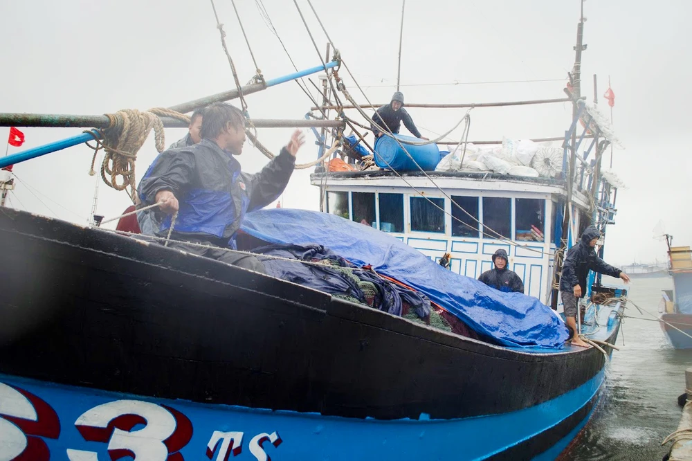 Do ảnh hưởng bão số 10, tỉnh Gia Lai có hai tàu cá gặp sự cố khi đánh bắt hải sản ngoài khơi, trong đó có một tàu cá có 8 thuyền viên bị mất liên lạc.