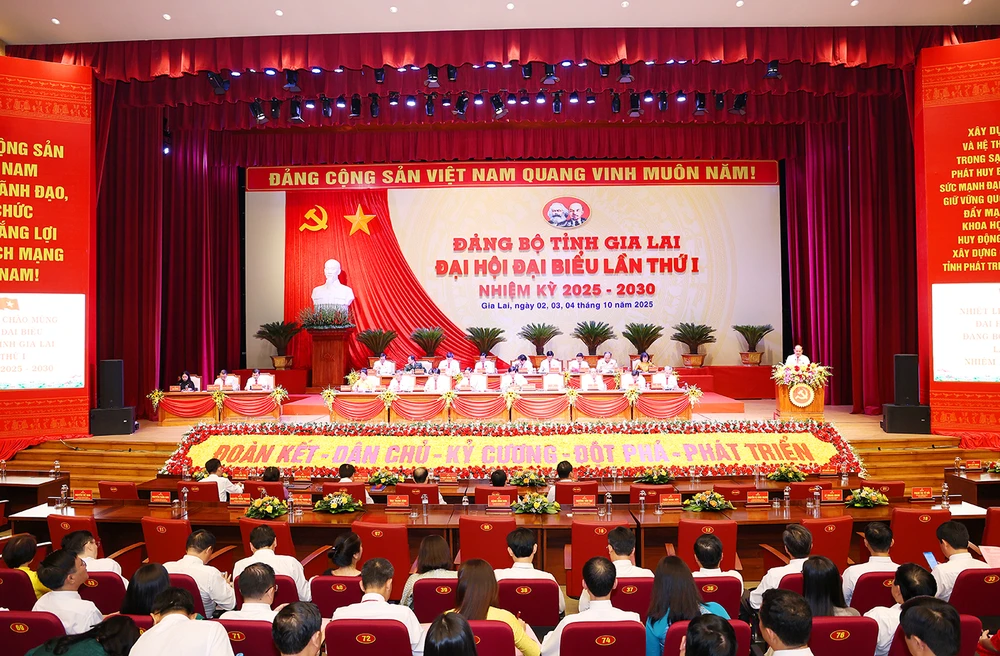 Kết thúc phiên họp trù bị, 450 đại biểu tham dự Đại hội Đại biểu Đảng bộ tỉnh Gia Lai lần I, nhiệm kỳ 2025-2030 đã có hành động ý nghĩa, quyên góp tiền hỗ trợ bà con vùng bão lũ.